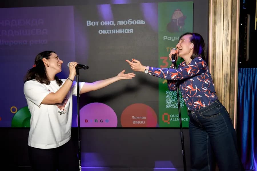 Участницы БингоПати поют дуэтом